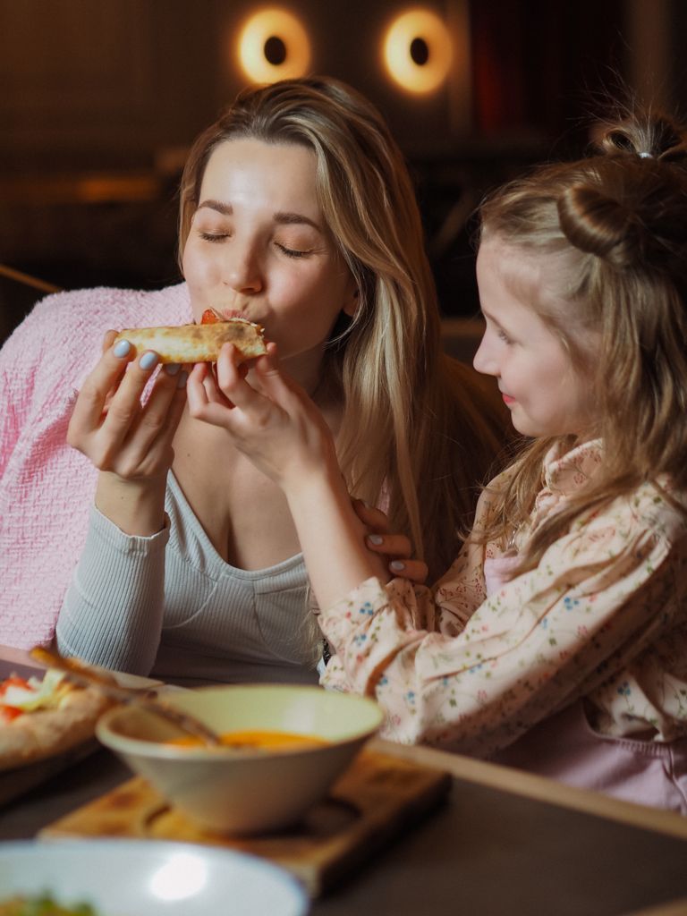 mother-and-daughter-enjoying-a-meal-together-showcasing-confidence-connection-and-positive-body-image